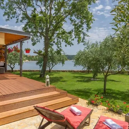 Strandhaus Ive: Beachfront Oasis With Whirlpool And Olive Grove * Pula