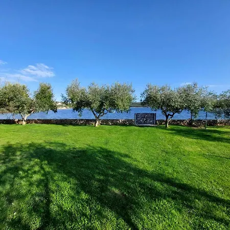 Strandhaus Ive: Beachfront Oasis With Whirlpool And Olive Grove * Pula